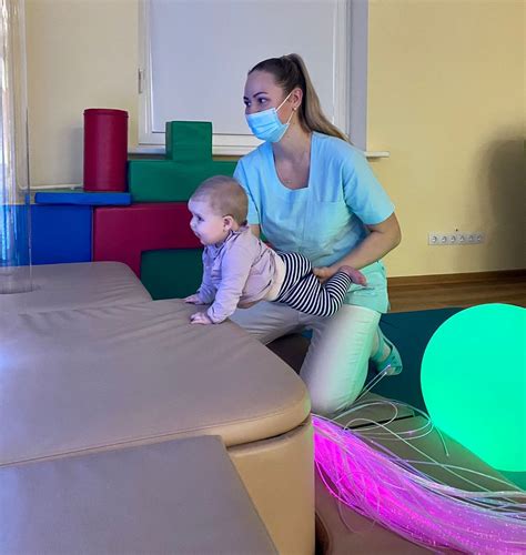 Vaikjuoste nešiojamas kūdikis ant mamos krūtinės