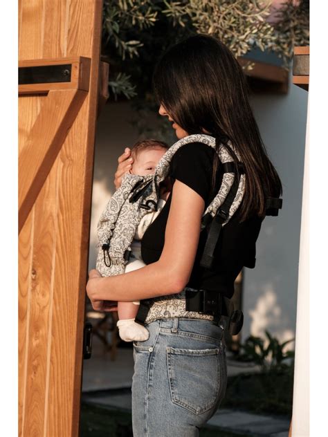 Mei Tai nešioklės pavyzdys su kūdikiu