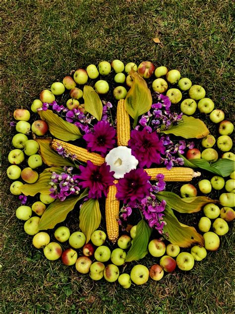 Vaikai kuria mandalas iš rudens gėrybių
