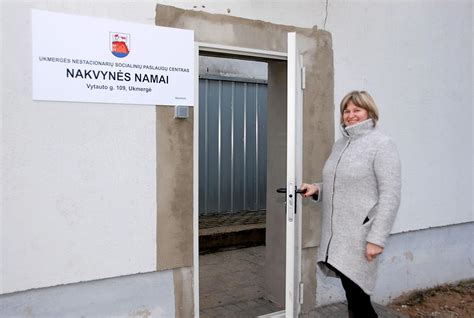 Pagyvenęs žmogus, bendraujantis su socialiniu darbuotoju namuose