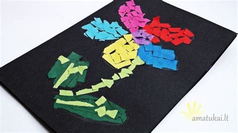 spalvinga gėlytės aplikacija ant juodo popieriaus