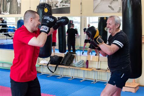 Vaikas bokso treniruotėje su treneriu