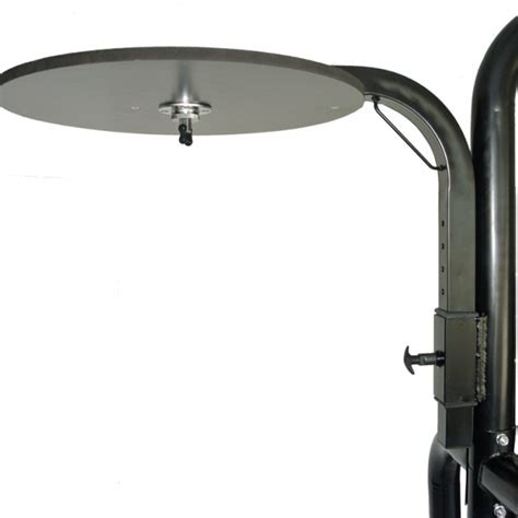 Vaikas atlieka bokso pratimus su greičio maišu