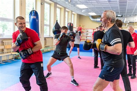 Tėvai stebi vaiko bokso treniruotę