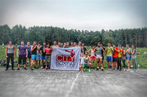 Grupė vaikų bokso treniruotėje su treneriais