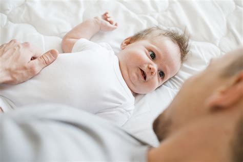 Scheminis vaizdas, kaip kūdikis spaudžia šlapimo pūslę