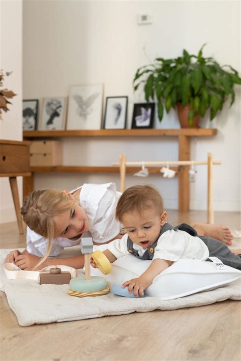 Kūdikis žaidžia ant lavinamojo kilimėlio