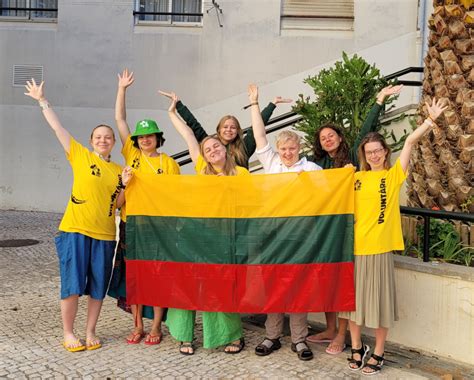 Savanoriai tvarko kačių narvus