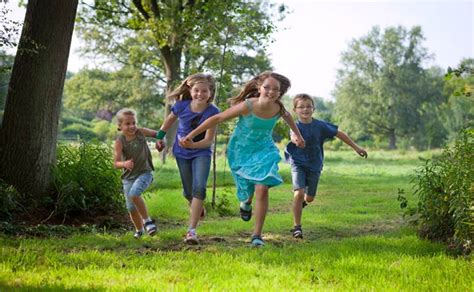 Vaikai žaidžia lauke darželyje vasarą