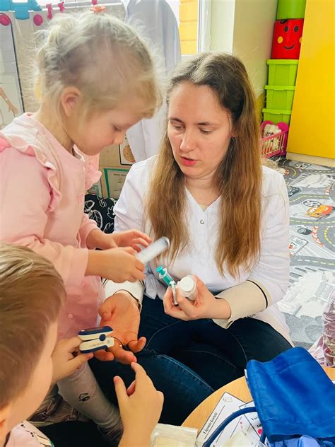 Tėvai pildo dokumentus darželyje