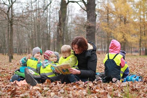 Vaikai lauko grupėje tyrinėja gamtą