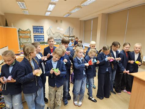 pedagogas stebi vaiko veiklą klasėje