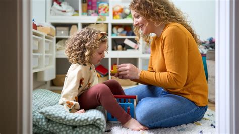 vaikas kalbasi su seneliais