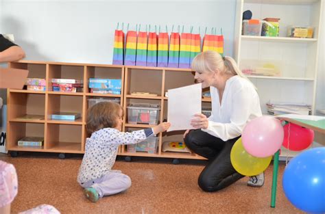 auklėtoja dirbanti su vaikais