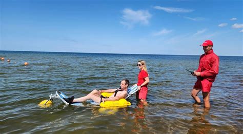 Vaikai maudosi jūroje