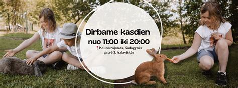 Vaikas bėgioja basomis per žolę