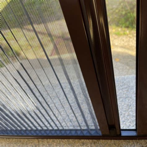 Plisuotas tinklelis prie durų