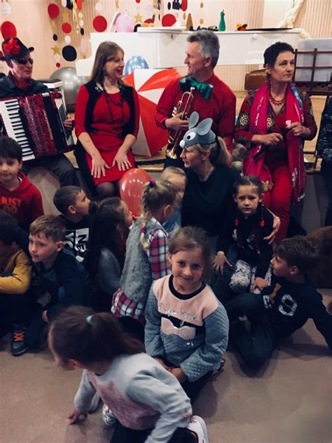 vaikai dainuojantys kartu muzikos pamokėlėje