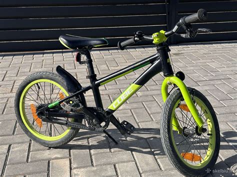 vaikiškas dviratis parke