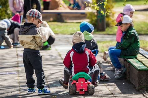 Vaikai, žaidžiantys gamtoje prie darželio