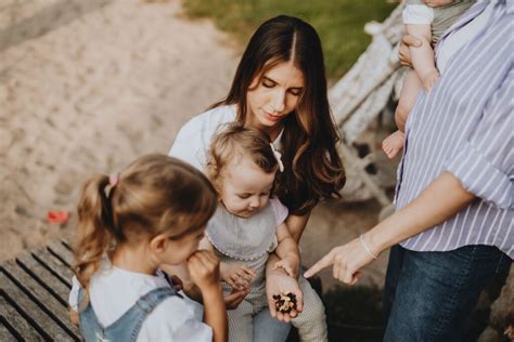 Auklė su vaiku lauke