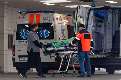 Moteris kraunasi krepšį daiktais į ligoninę