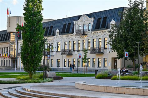 Vilkaviškio savivaldybės administracijos pastatas S. Nėries gatvėje