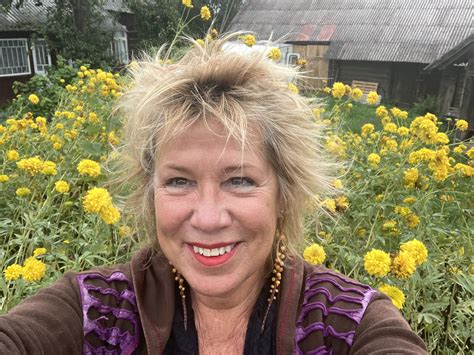 Lidija Rasutis prie savo tapyto paveikslo