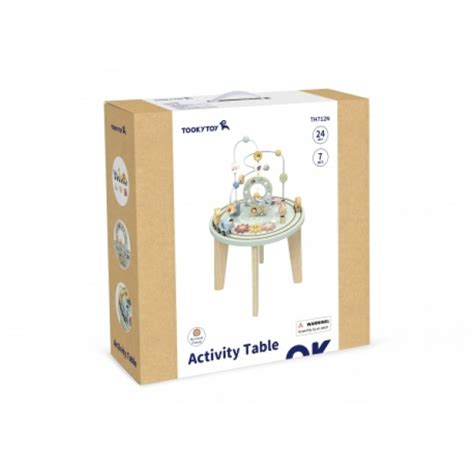 Medinis lavinamasis muzikinis staliukas su įvairiomis detalėmis ir vaikas, žaidžiantis su juo