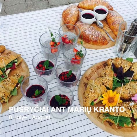 Pusryčiai į lovą su gėlėmis ir kava