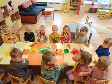 Draugų grupė linksmai švenčia gimtadienį kavinėje