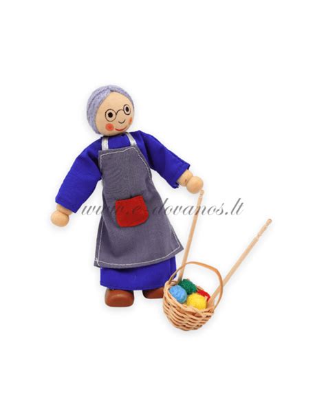 Senelė glaudžia naujagimį