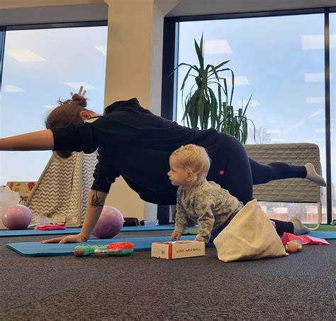 mama su kūdikiu sporto užsiėmime