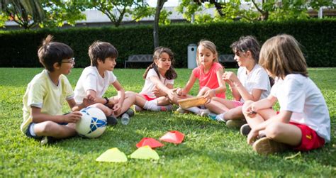 vaikai žaidžia su spalvotais kamuoliukais