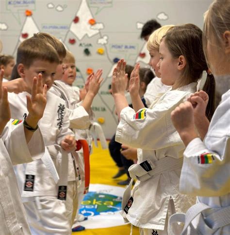 vaikai su mokytoju aptaria darbus