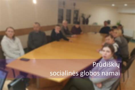 Socialiniai darbuotojai bendrauja su globos namų gyventojais