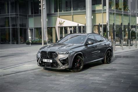Vaikas vairuoja elektromobilį BMW X6M lauke