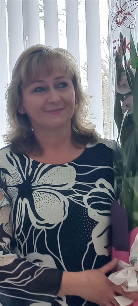 Dvi moterys švelniai laikosi už rankų