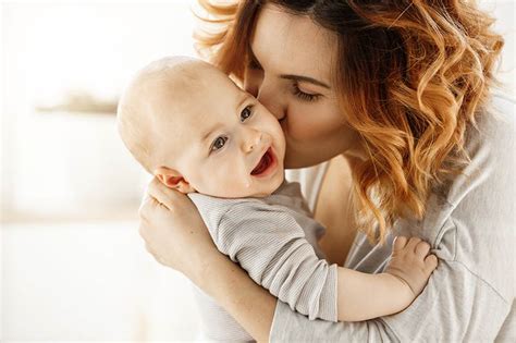 Džiaugsminga mama su kūdikiu