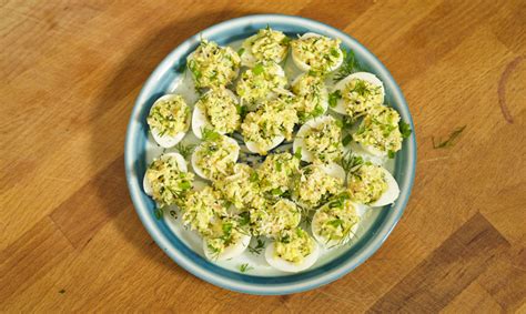 Marinuoti putpelių kiaušiniai lėkštėje