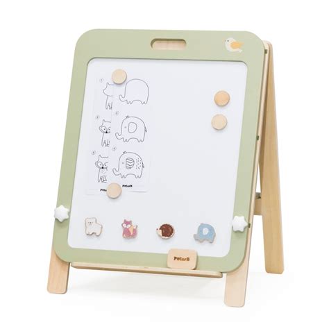 Vaikas žaidžia su magnetine lenta ir spalvotais magnetukais