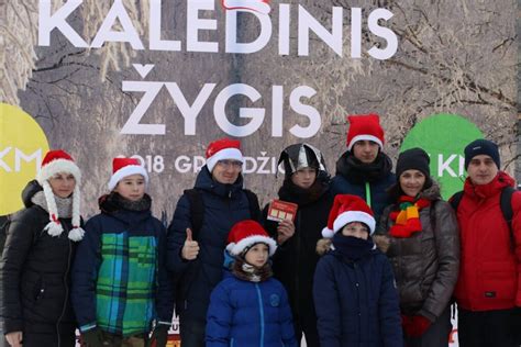 Šeima su gertuvėmis ir termopuodeliais gamtoje