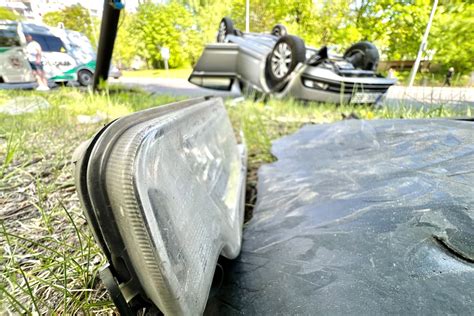 motina žaidžia su kūdikiu, gulinčiu ant pilvuko