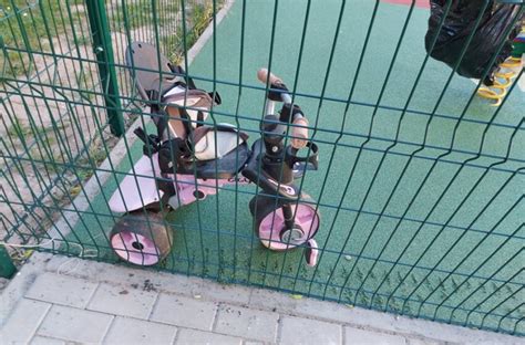 Vaikiškas triratukas vaikų žaidimų aikštelėje
