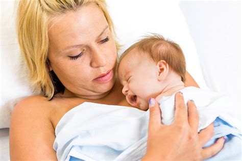 motina su kūdikiu oda prie odos