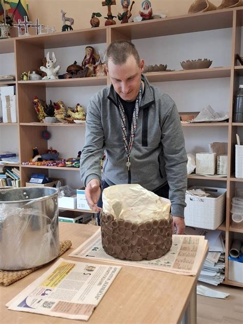 Gyventojai užsiima rankdarbiais Padvarių socialinės globos namuose