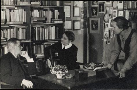 Džeimsas Džoisas ir Silvija Byč prie „Shakespeare & Co“ knygyno