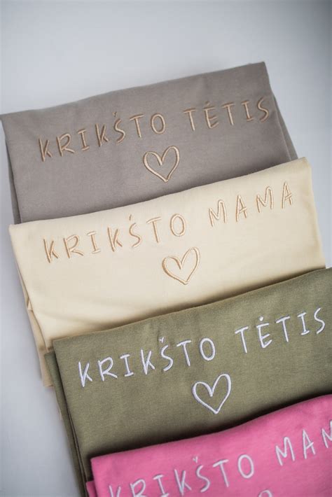 Krikšto mama apkabina krikšto dukrą
