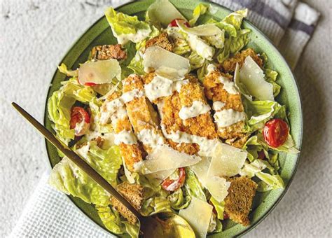 Cezario salotų dubenėlis su vištiena ir krutonais