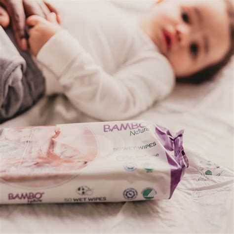 Kūdikis su Bambo Nature sauskelnėmis žaidžia